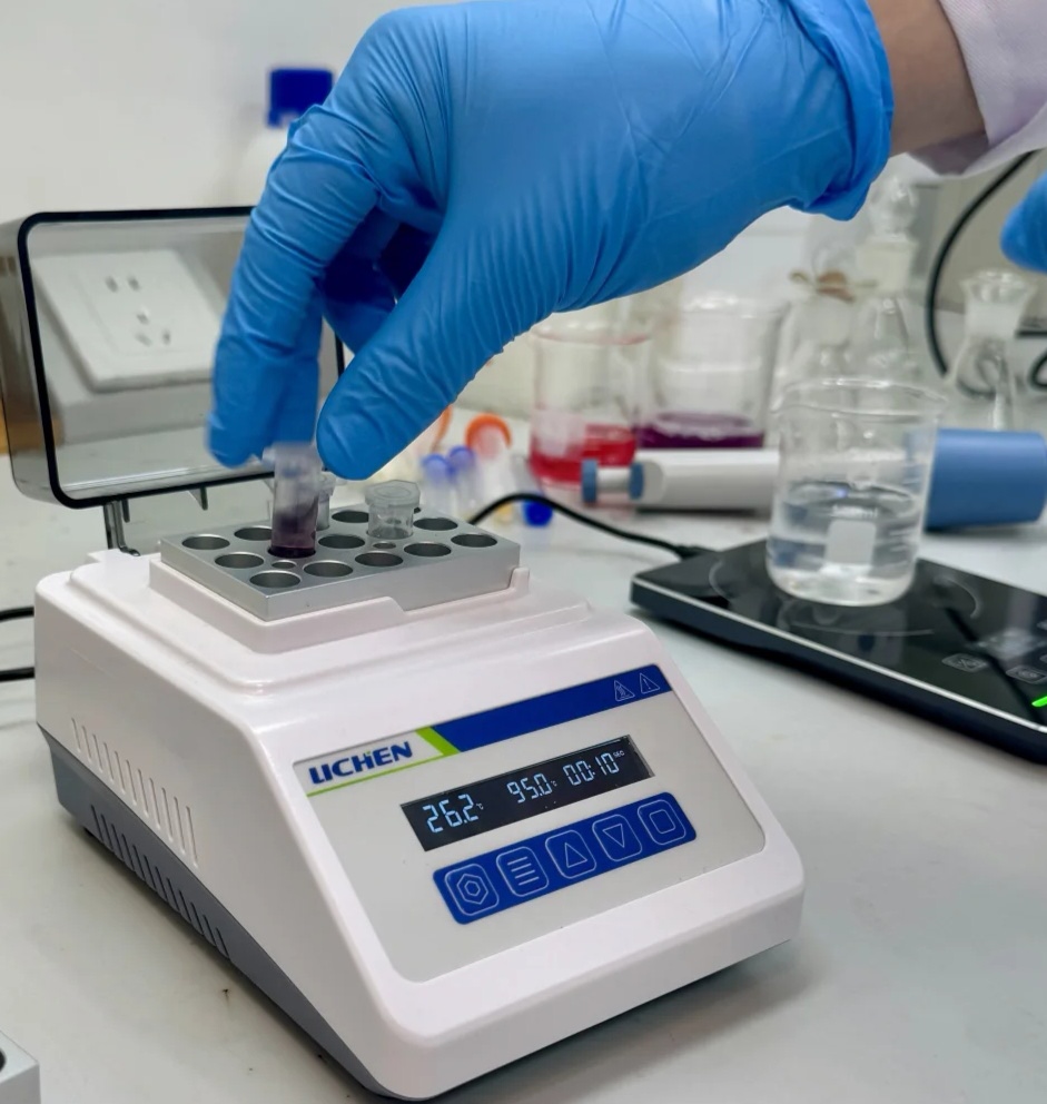 Metal heating baths used for controlled heating of small vessels and tubes